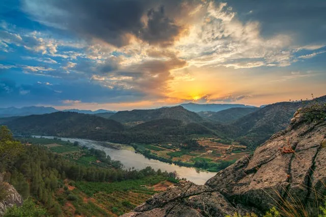 Wakacje w rytmie natury – hiszpańskie parki przyrody w pobliżu popularnych letnich miejscowości